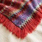 Poncho Yourte Douce – gros plan sur la maille tricotée à rayures ethniques et les franges