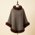 Cape Renarde Velours – coloris Marron, présenté sur mannequin couture