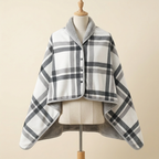 Châle-Plaid Câlin – coloris Blanc et noir, présenté sur mannequin couture