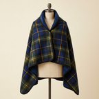 Châle-Plaid Câlin – coloris Gris bleuté, présenté sur mannequin couture