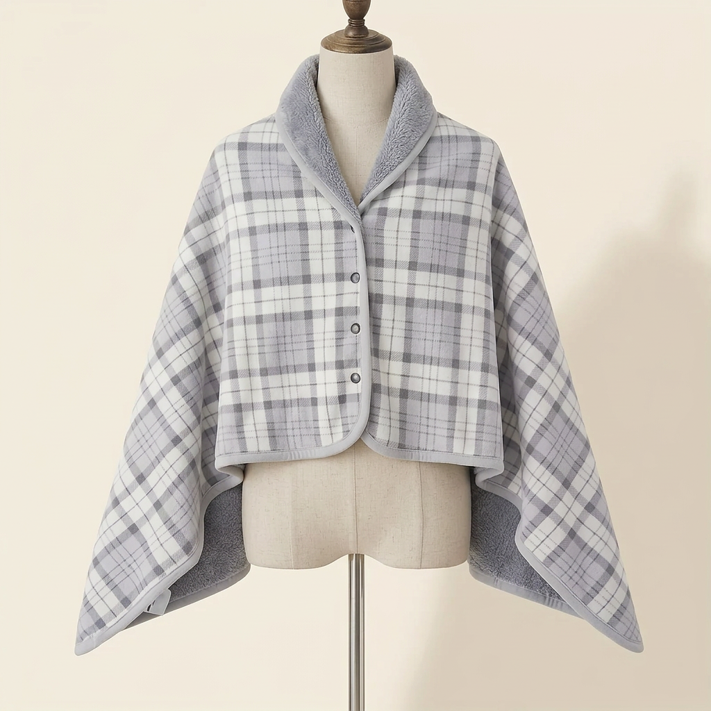 Châle-Plaid Câlin – coloris Gris clair, présenté sur mannequin couture