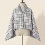 Châle-Plaid Câlin – coloris Gris clair, présenté sur mannequin couture