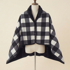 Châle-Plaid Câlin – coloris Noir et blanc, présenté sur mannequin couture