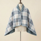 Châle-Plaid Câlin – coloris Tartan écossais, présenté sur mannequin couture