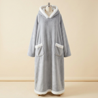Cocon Polaire XXL – coloris Gris, présenté sur mannequin couture
