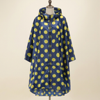 Poncho de Pluie Averse – coloris Marine à pois jaunes, présenté sur mannequin couture