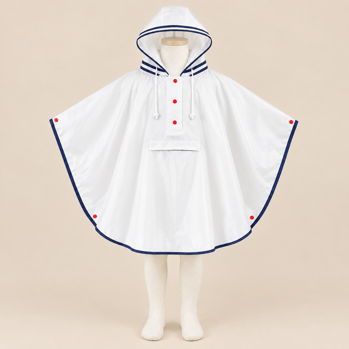 Poncho Petit Explorateur présenté sur mannequin, fond beige