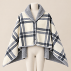 Châle-Plaid Câlin présenté sur mannequin, fond beige