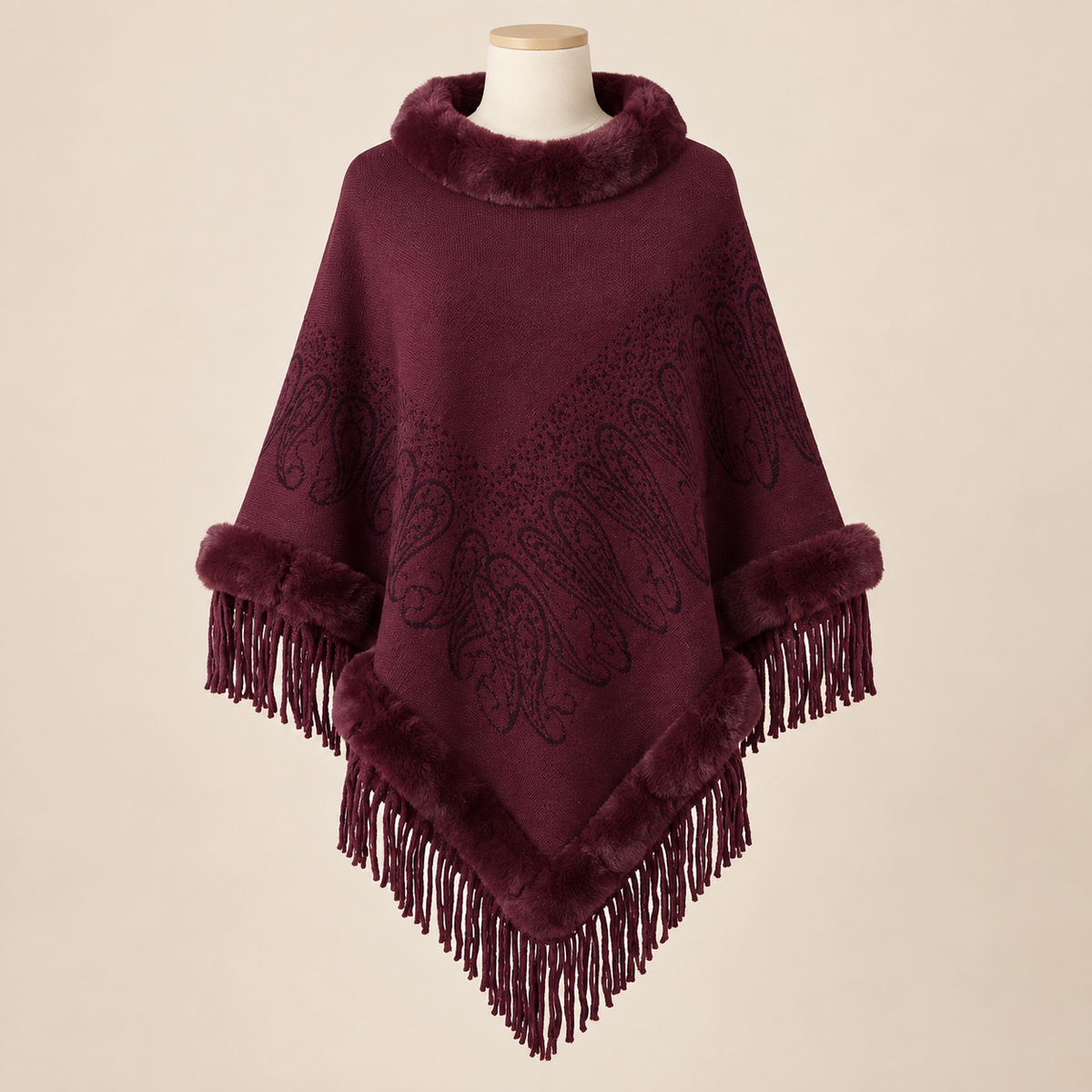 Cape Hiver Chic présentée sur mannequin, fond beige