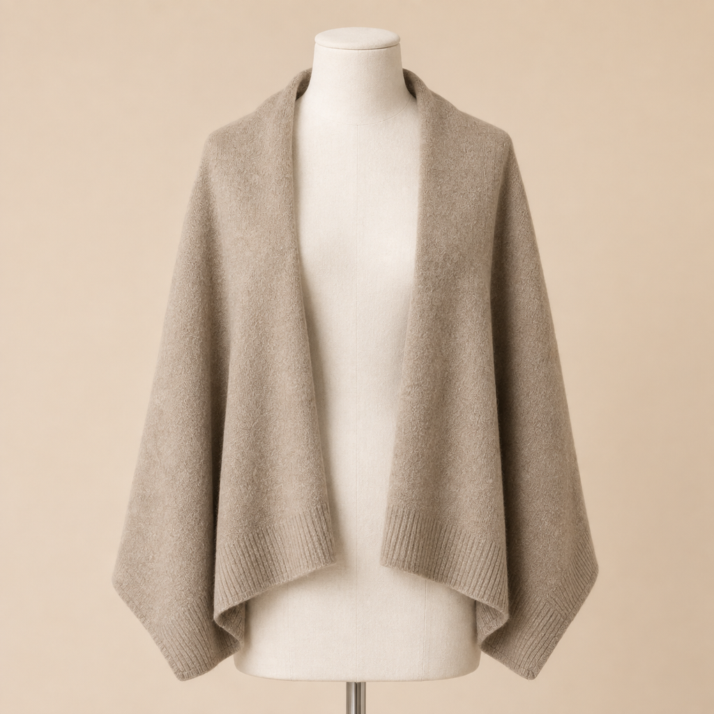 Étole Tricotée Polyvalente présentée sur mannequin, fond beige