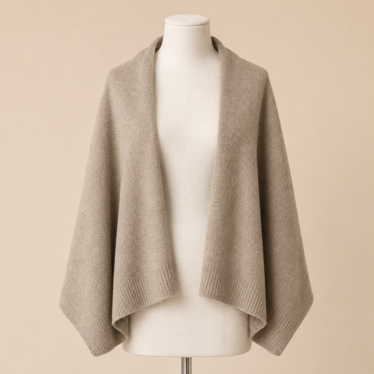 Étole Tricotée Polyvalente présentée sur mannequin, fond beige