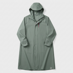 Poncho de Pluie Long Route Sèche présenté sur mannequin, fond beige