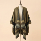 Poncho Douceur Rayé – coloris Kaki, présenté sur mannequin couture