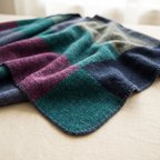 Poncho Mosaïque Hiver – gros plan sur la maille douce et les blocs de couleurs