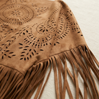 Poncho Bohème Effet Daim – gros plan sur le toucher suédine, les motifs ajourés et les longues franges