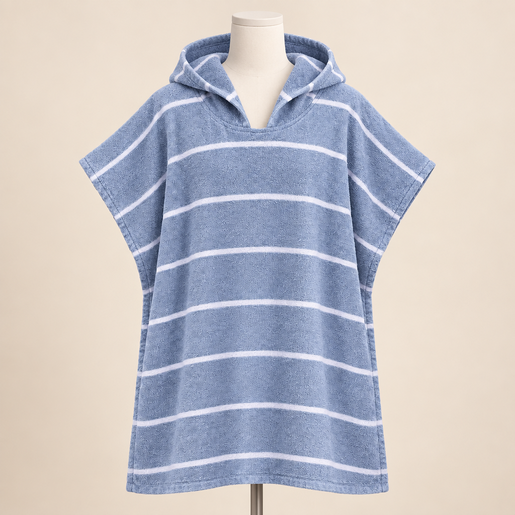 Poncho Fouta Bord de Mer présenté sur mannequin, fond beige