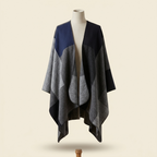 Poncho Mosaïque Hiver – coloris Gris, présenté sur mannequin couture