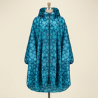Poncho de Pluie Averse – coloris Bleu imprimé, présenté sur mannequin couture