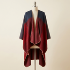 Poncho Mosaïque Hiver – coloris Rouge et marine, présenté sur mannequin couture