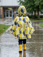 Poncho Petit Explorateur – coloris Jaune et marine, porté de dos par un enfant sous la pluie