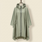 Poncho de Pluie Averse – coloris Vert sauge, présenté sur mannequin couture