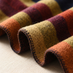 Poncho Douceur Rayé – gros plan sur la maille douce, les bandes de couleur et la bordure surpiquée