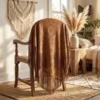 Poncho Bohème Effet Daim posé sur une chaise en bois dans une chambre bohème