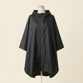 Poncho de Pluie Averse – coloris Noir, présenté sur mannequin couture
