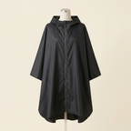 Poncho de Pluie Averse – coloris Noir, présenté sur mannequin couture