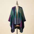 Poncho Mosaïque Hiver – coloris Bleu-vert et violet, présenté sur mannequin couture