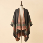 Poncho Douceur Rayé – coloris Gris et vieux rose, présenté sur mannequin couture