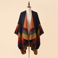 Poncho Douceur Rayé – coloris Marine et orange, présenté sur mannequin couture