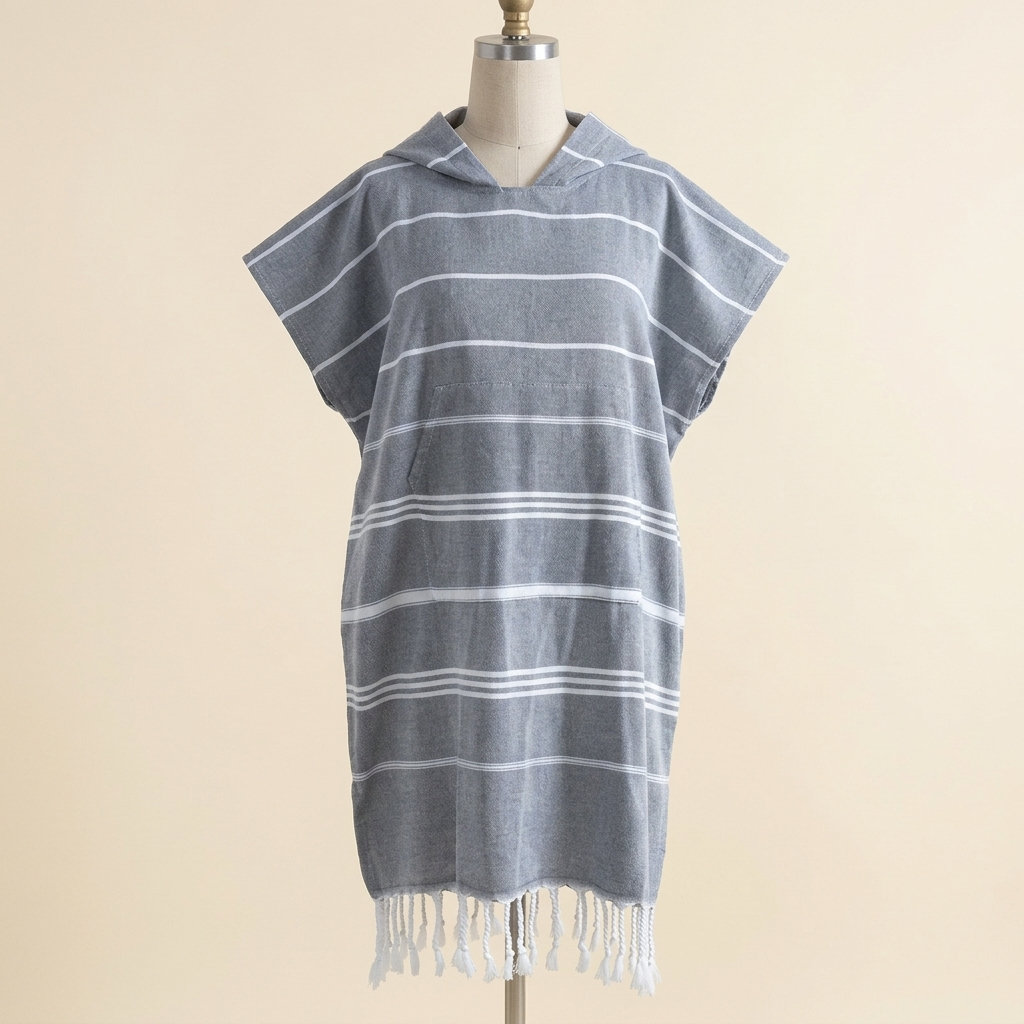 Poncho Fouta Bord de Mer – coloris Anthracite, présenté sur mannequin couture