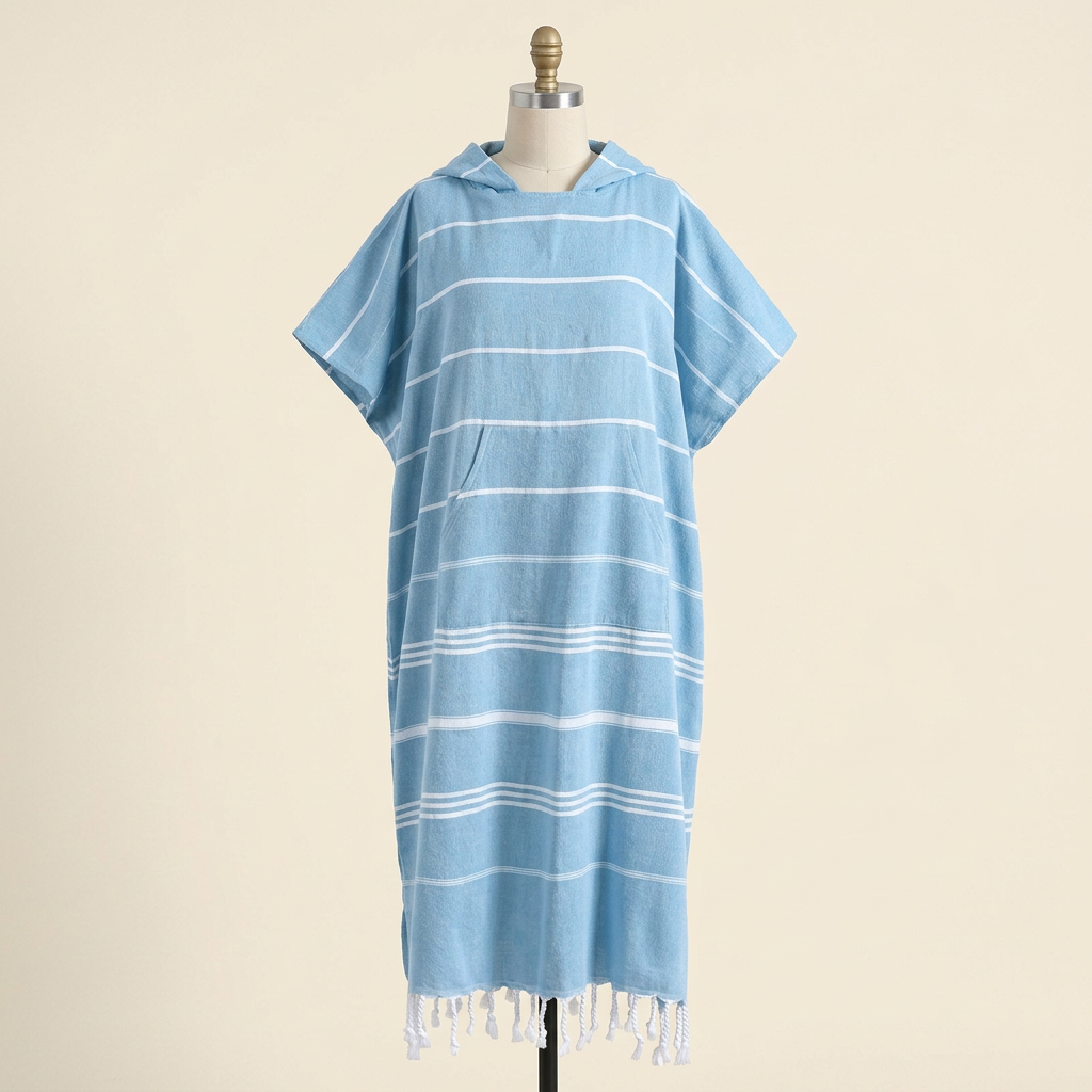 Poncho Fouta Bord de Mer – coloris Bleu ciel, présenté sur mannequin couture