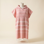 Poncho Fouta Bord de Mer – coloris Framboise, présenté sur mannequin couture