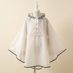 Poncho Petit Explorateur – coloris Blanc, présenté sur mannequin couture enfant