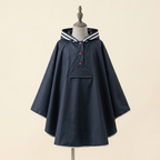 Poncho Petit Explorateur – coloris Bleu marine, présenté sur mannequin couture enfant