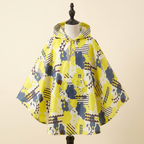 Poncho Petit Explorateur – coloris Jaune et marine, présenté sur mannequin couture enfant