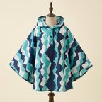 Poncho Petit Explorateur – coloris Turquoise et marine, présenté sur mannequin couture enfant