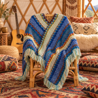 Poncho Yourte Douce posé sur un fauteuil en rotin, ambiance bohème